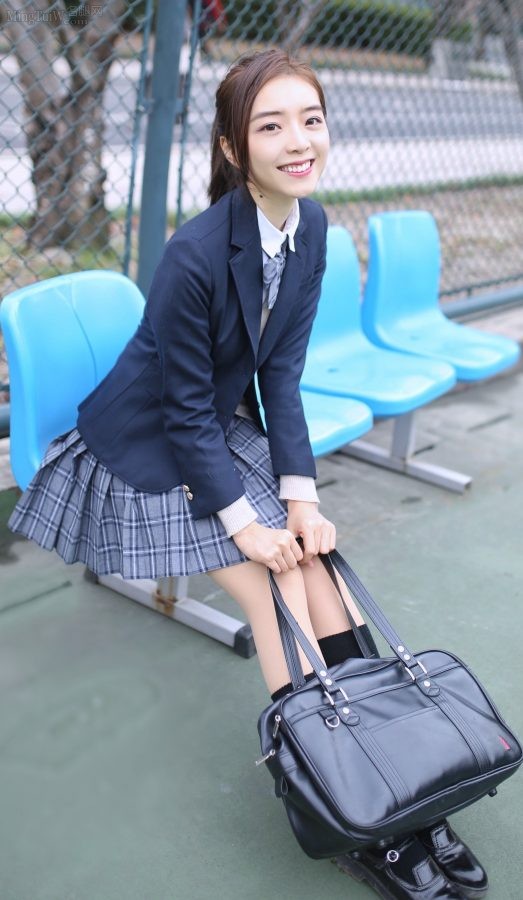余霜穿上学生制服腿穿肉色打底袜(3/14)