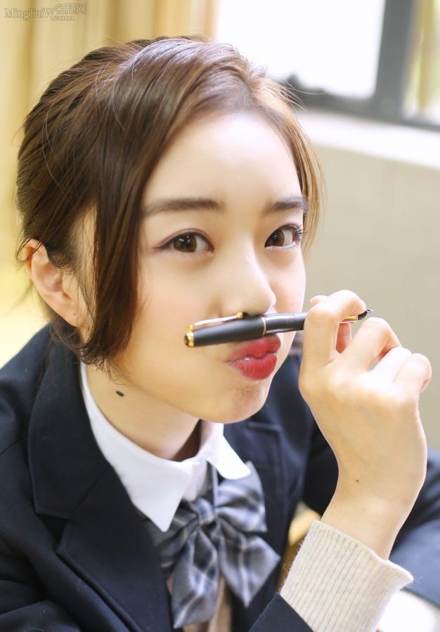 Yu Shuang wears a student uniform and flesh-colored leggings.(5/14)