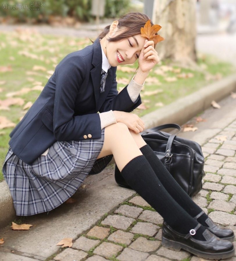 余霜穿上学生制服腿穿肉色打底袜(7/14)
