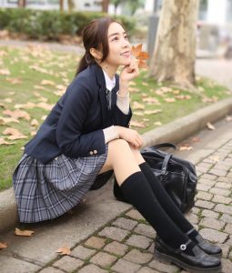 余霜穿上学生制服腿穿肉色打底袜