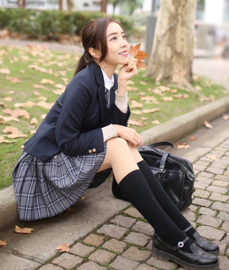 Yu Shuang wears a student uniform and flesh-colored leggings.(8/14)