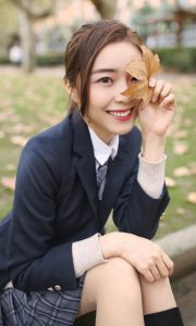 余霜穿上学生制服腿穿肉色打底袜