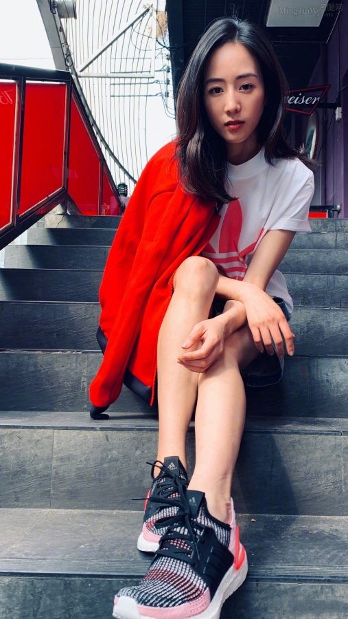 阿迪达斯代言人张钧甯牛仔裙美腿踩运动鞋拍照(2/3)