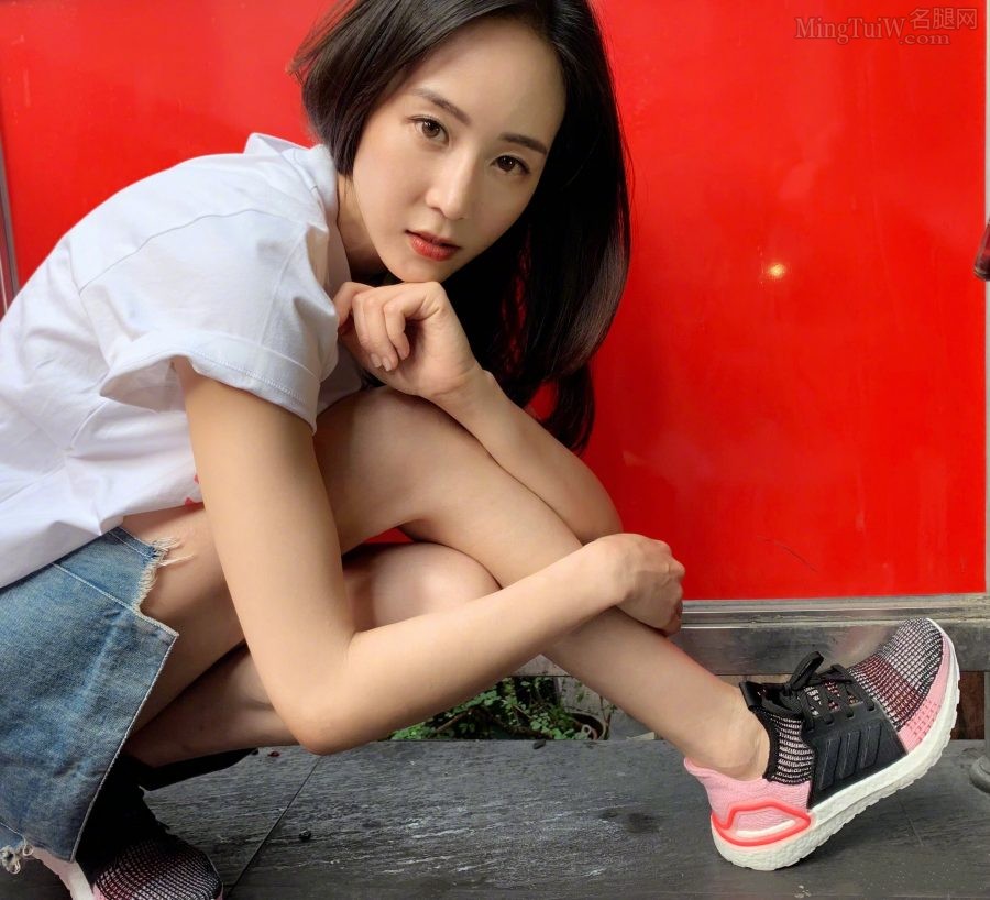 阿迪达斯代言人张钧甯牛仔裙美腿踩运动鞋拍照(3/3)