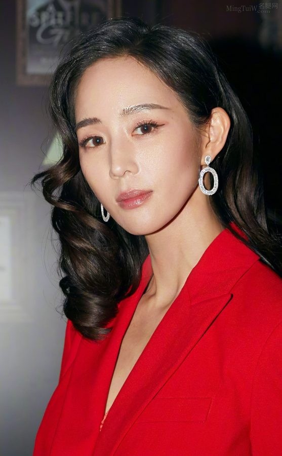 张钧甯红西装高跟脚代言名表(8/12)