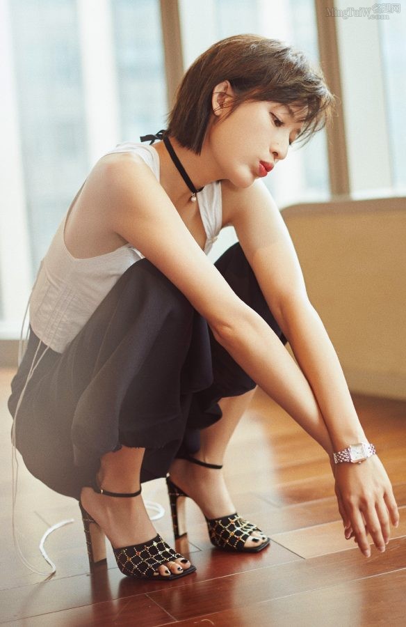 清爽短发女星张俪涂了黑指甲油的玉足踩高跟出镜(2/8)