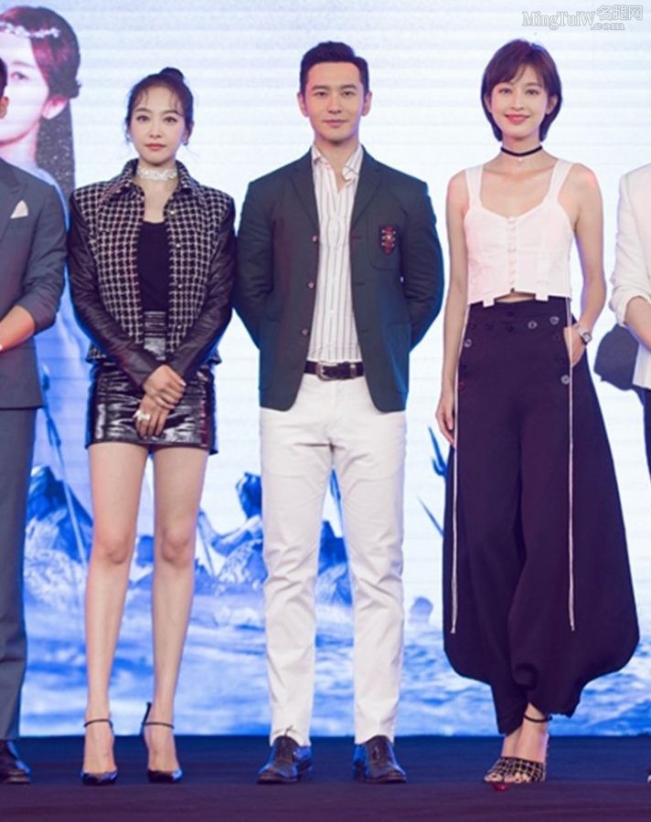 清爽短发女星张俪涂了黑指甲油的玉足踩高跟出镜(5/8)