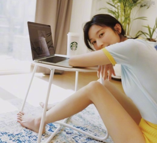 张俪美腿玉足居家美照(5/18)