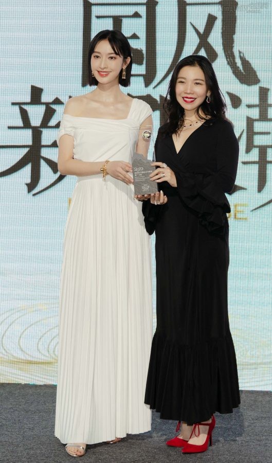 张俪身着白色礼服脚踩Stuart Weitzman高跟鞋出席颁奖礼(5/5)