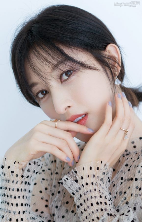 美女张俪修长细腿，玉手托美脸动人(3/4)