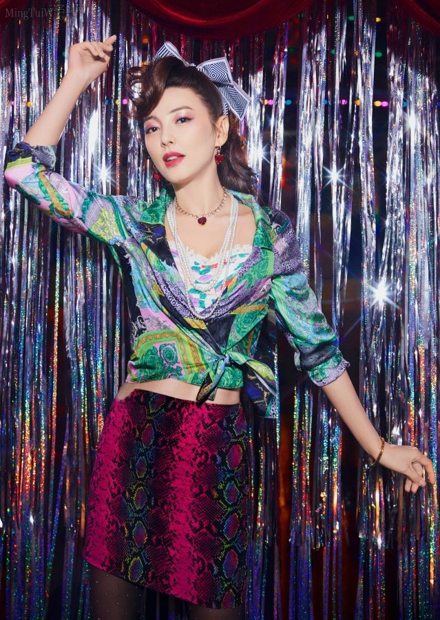 张雨绮黑丝卷发80年代摇滚摩登风(3/3)