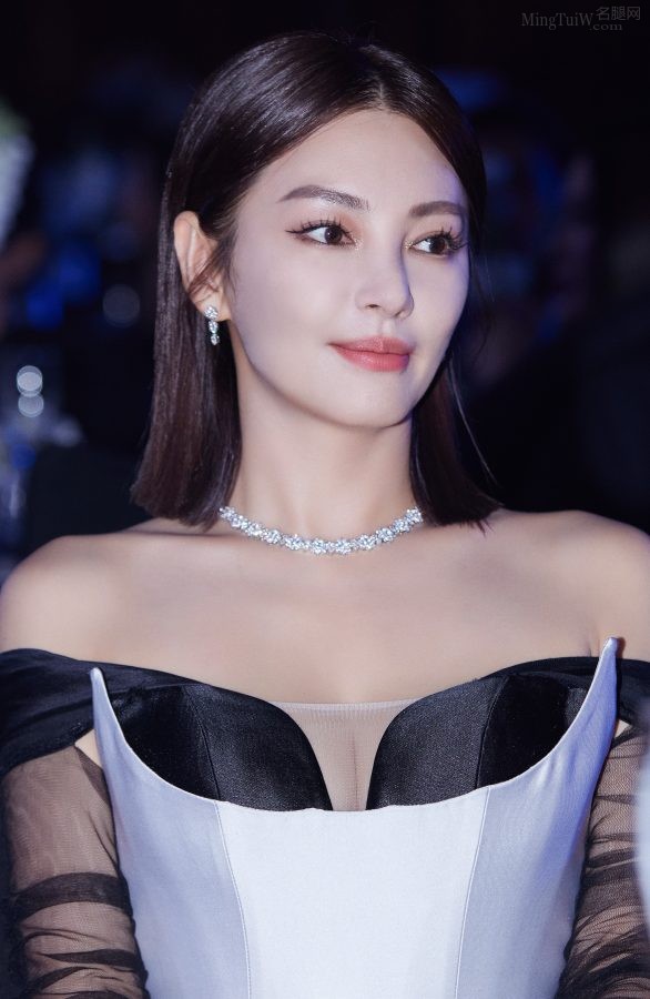时尚先生盛典张雨绮穿高开叉裙露美腿领奖(10/10)
