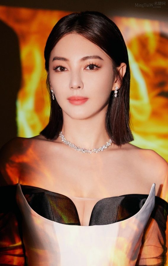 时尚先生盛典张雨绮穿高开叉裙露美腿领奖(6/10)