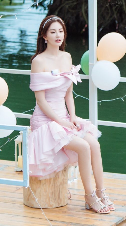 女明星张雨绮坐船大展美腿玉足(3/4)