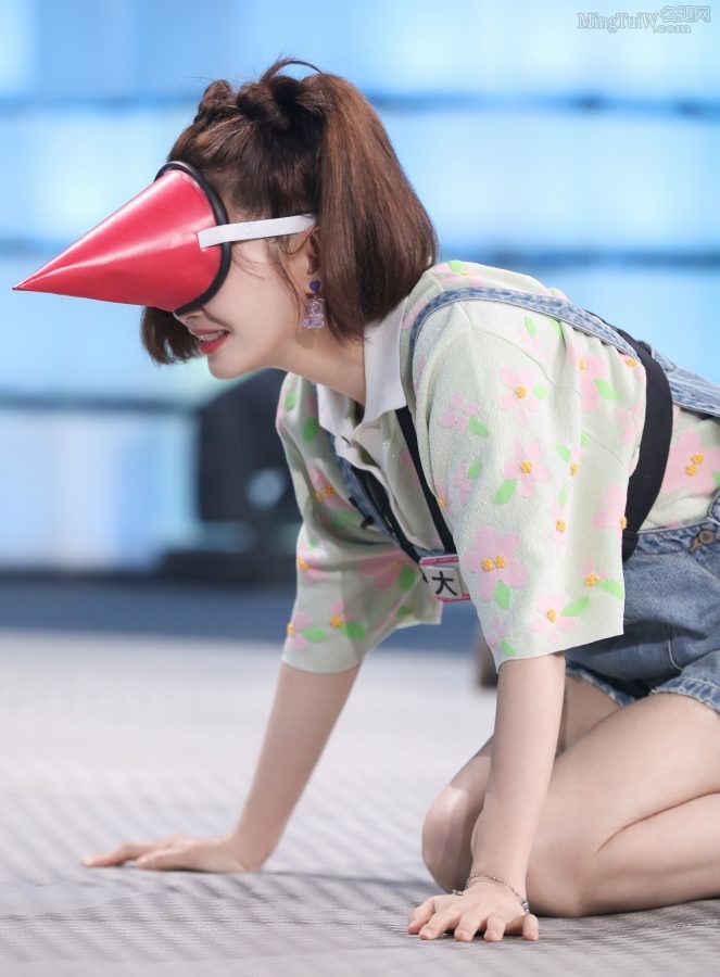张雨绮身穿可爱吊带牛仔短裤美腿细白(11/11)