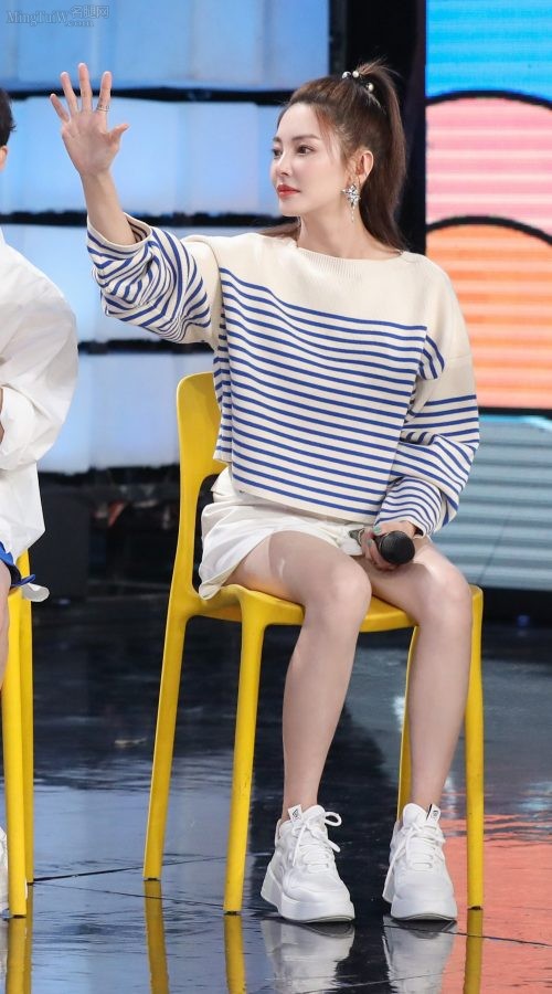 Quick recording of Zhang Yuqi's refreshing ponytail and slender legs(2/5)