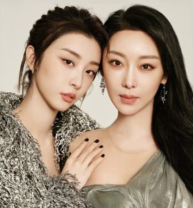 赵小棠和妈妈岳女士似双胞胎姐妹登上杂志秀美腿