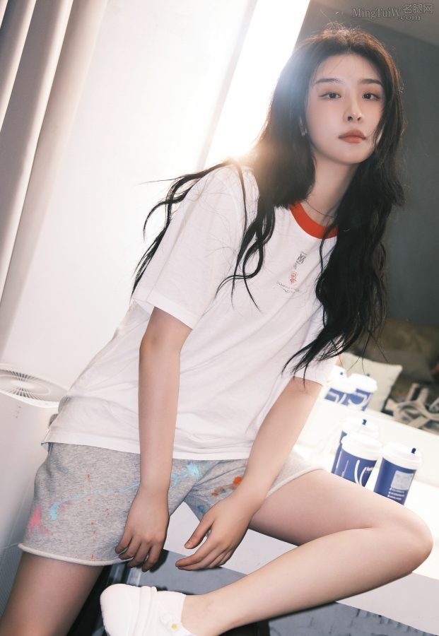 Female singer Zhao Xiaotang's beautiful legs are white and smooth(1/5)