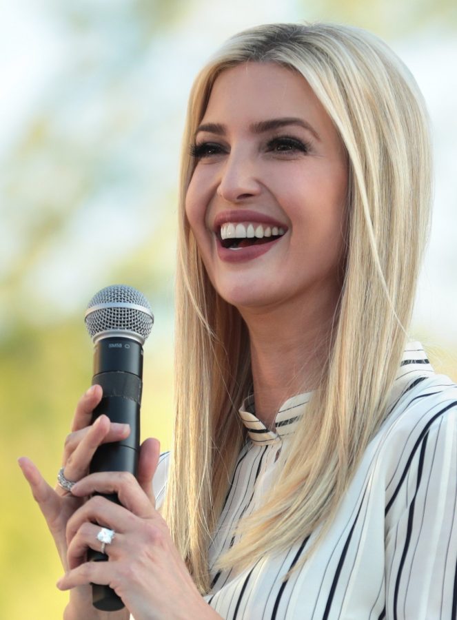 Ivanka Trump穿细高跟翘腿亮鞋底(7/8)