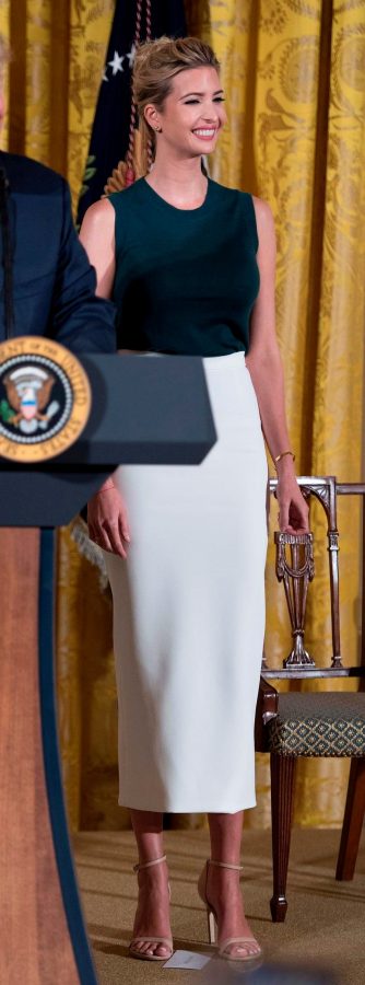 Ivanka Trump玉足穿凉高跟翘二郎腿坐姿(2/2)