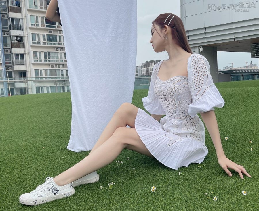 Gulina wears a small white skirt and sits with her beautiful legs crossed to sell cosmetics live.(10/14)