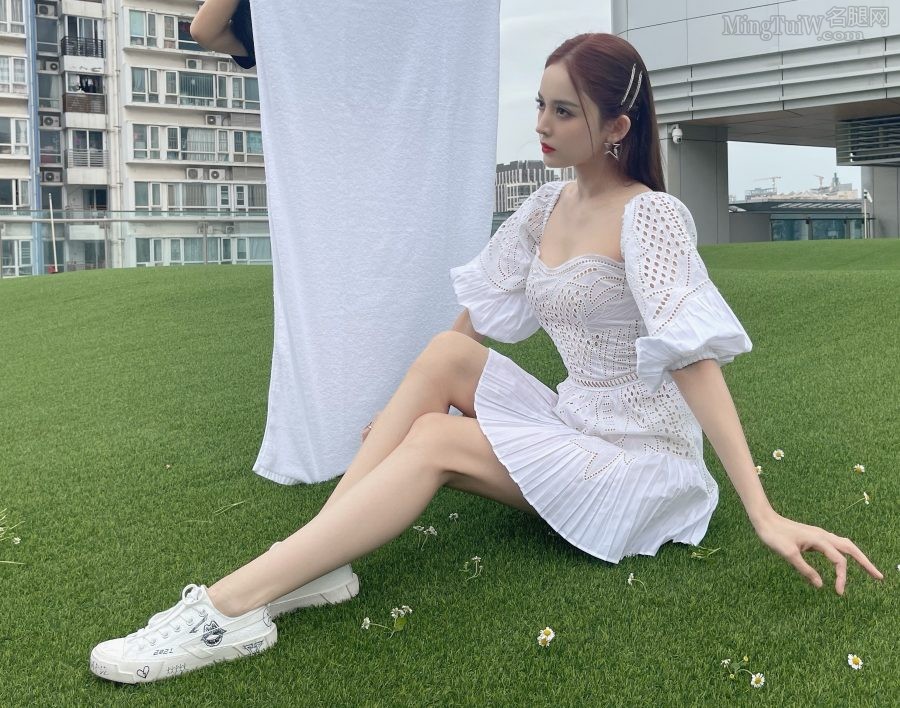 古力娜扎穿小白裙美腿交叉坐姿直播卖化妆品(7/14)