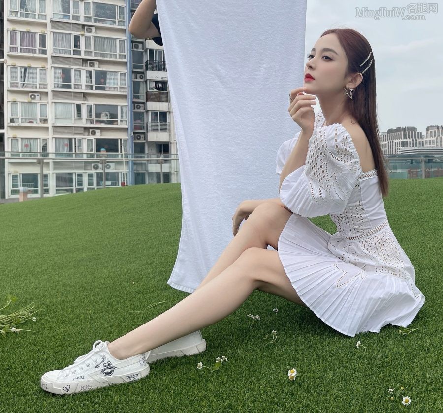 Gulina wears a small white skirt and sits with her beautiful legs crossed to sell cosmetics live.(8/14)