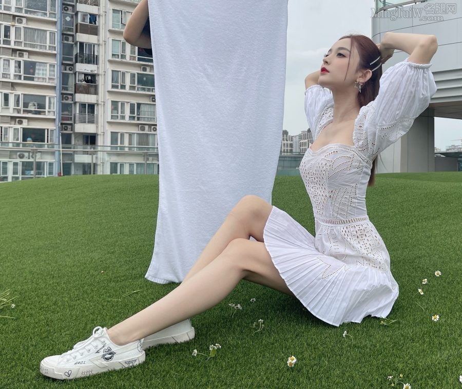 Gulina wears a small white skirt and sits with her beautiful legs crossed to sell cosmetics live.(9/14)