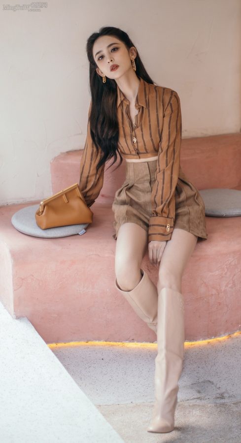 长身美女古力娜扎白皙大腿出镜(1/11)
