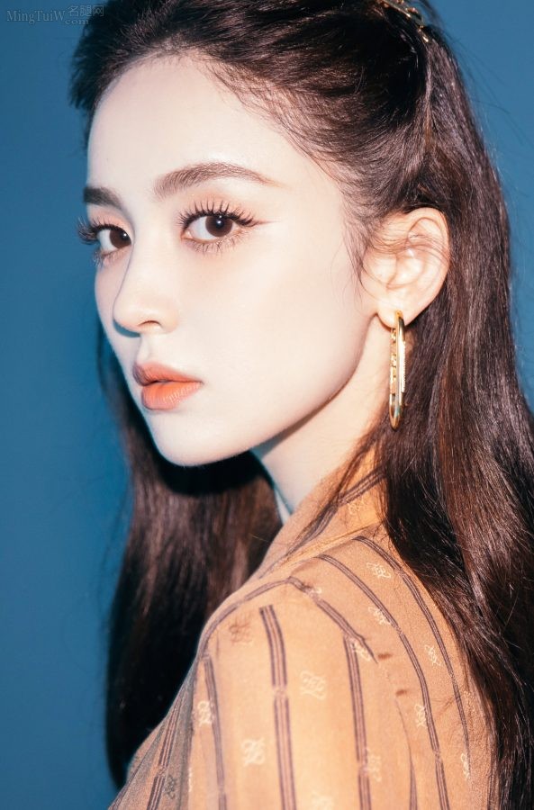 长身美女古力娜扎白皙大腿出镜(11/11)