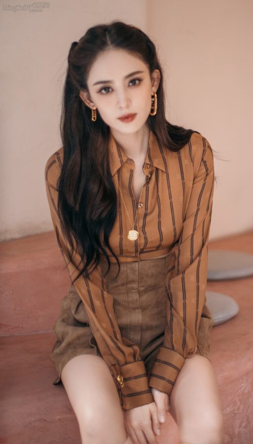 长身美女古力娜扎白皙大腿出镜(2/11)