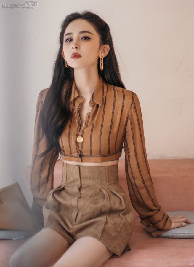 长身美女古力娜扎白皙大腿出镜(4/11)