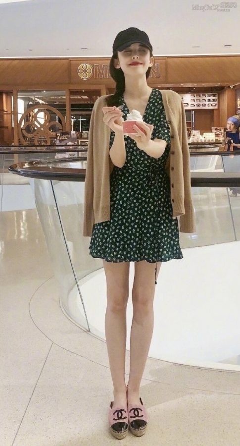 长腿美女明星古力娜扎逛商场(2/3)