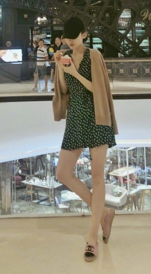 长腿美女明星古力娜扎逛商场(3/3)
