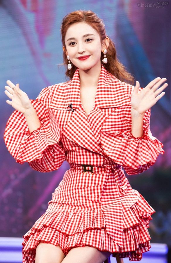 古力娜扎身穿红色格子短裙秀美腿玉足直播带货(10/10)