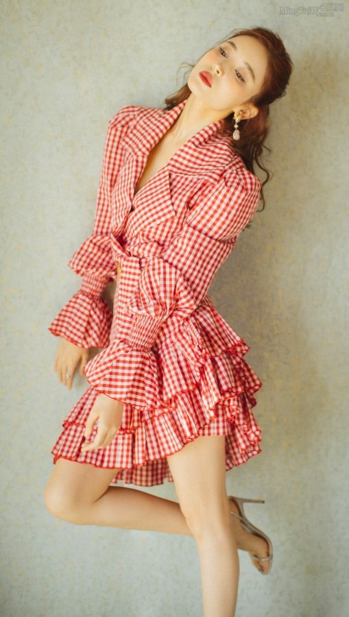 Gulinaza wore a red plaid skirt and showed off her beautiful legs and feet during a live broadcast.(2/10)