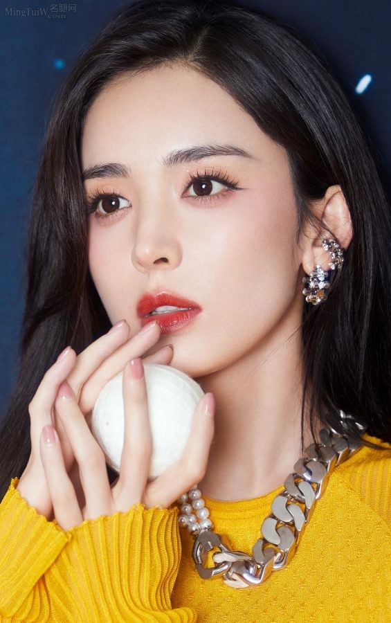 长相性感甜美的女星古力娜扎高跟皮靴包裹整个长腿(10/11)