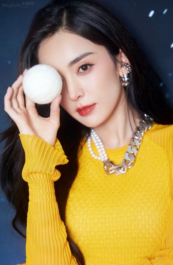 长相性感甜美的女星古力娜扎高跟皮靴包裹整个长腿(11/11)
