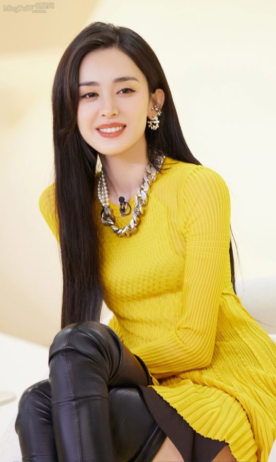 长相性感甜美的女星古力娜扎高跟皮靴包裹整个长腿(3/11)