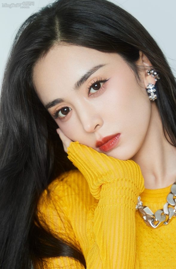 长相性感甜美的女星古力娜扎高跟皮靴包裹整个长腿(6/11)