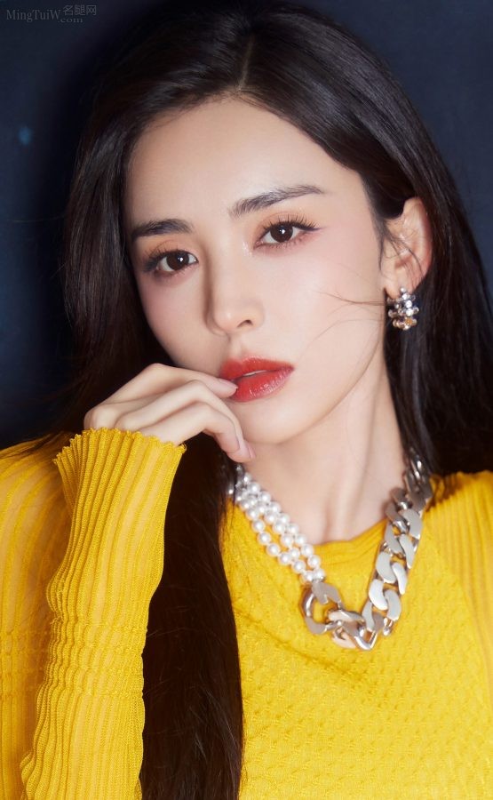 长相性感甜美的女星古力娜扎高跟皮靴包裹整个长腿(8/11)