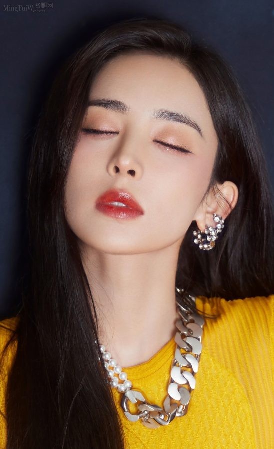 长相性感甜美的女星古力娜扎高跟皮靴包裹整个长腿(9/11)