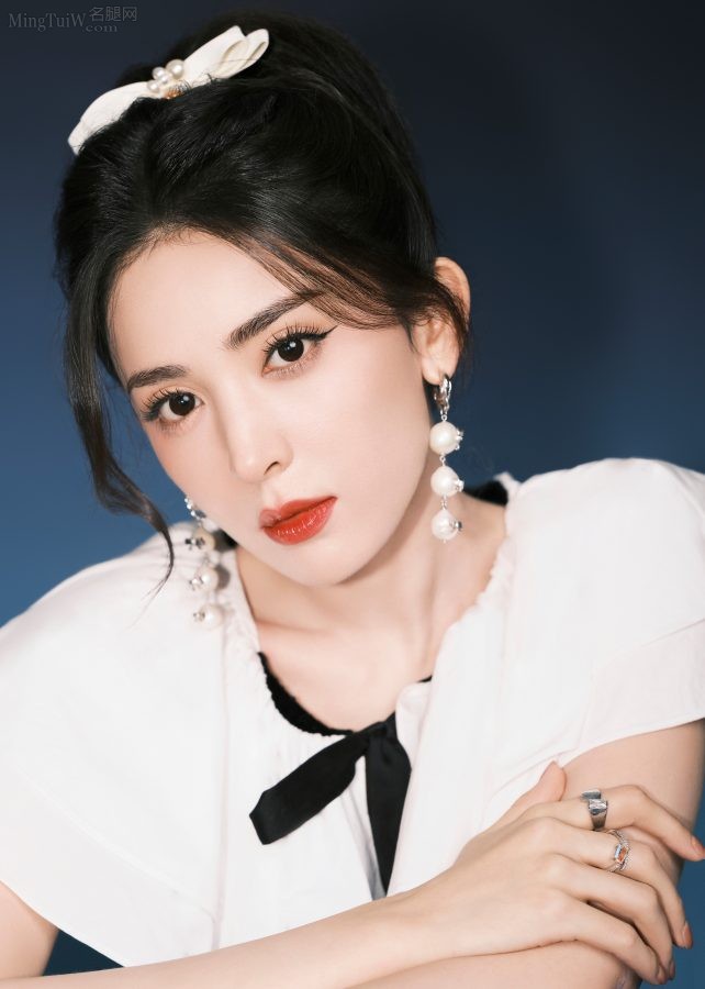 古力娜扎修长美腿穿紧身裤和皮靴又飒又美(10/10)