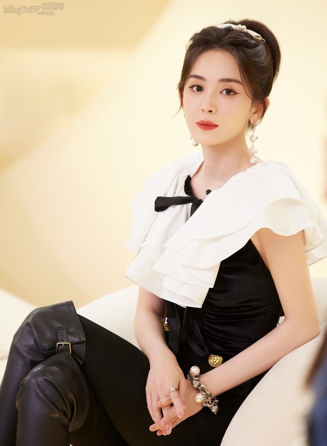 古力娜扎修长美腿穿紧身裤和皮靴又飒又美(2/10)