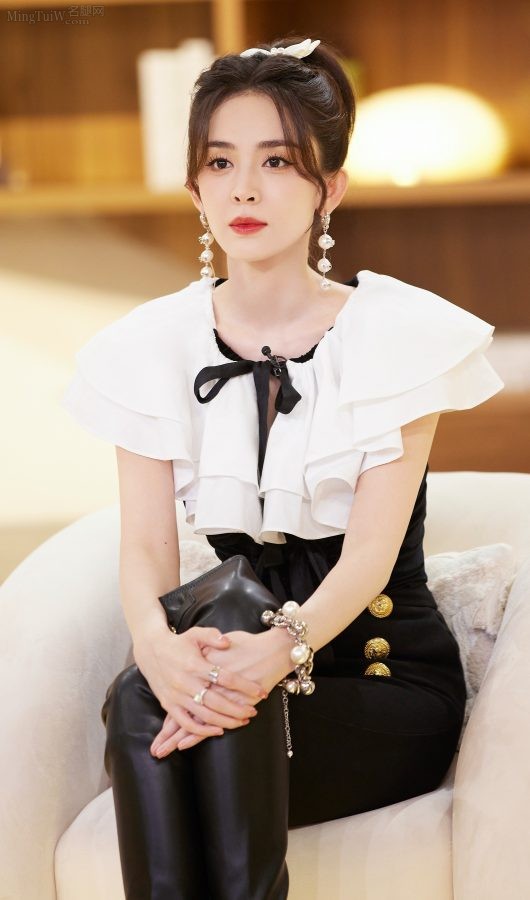 古力娜扎修长美腿穿紧身裤和皮靴又飒又美(3/10)
