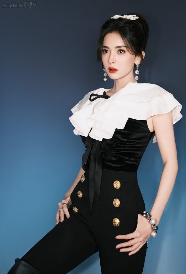 古力娜扎修长美腿穿紧身裤和皮靴又飒又美(6/10)
