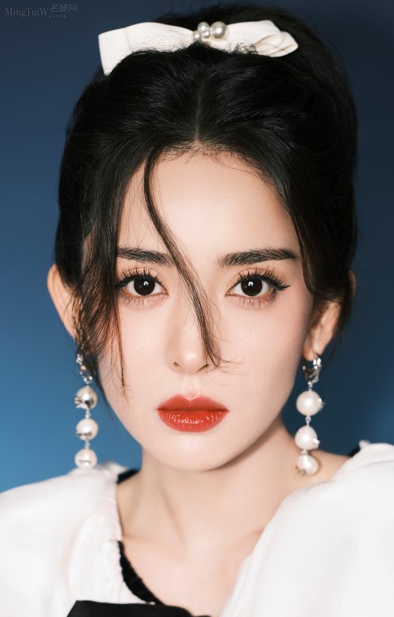 古力娜扎修长美腿穿紧身裤和皮靴又飒又美(9/10)