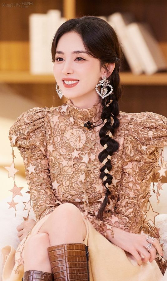 古力娜扎录制节目前拍照美腿长靴坐姿美丽动人(13/13)