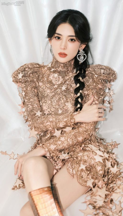 古力娜扎录制节目前拍照美腿长靴坐姿美丽动人(3/13)