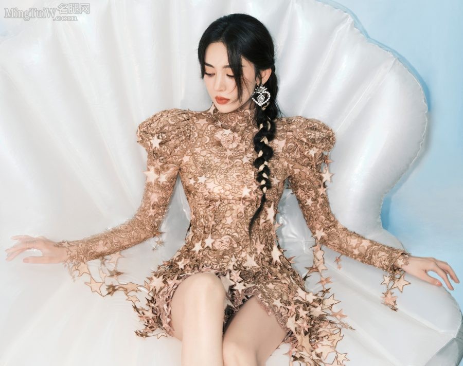 古力娜扎录制节目前拍照美腿长靴坐姿美丽动人(6/13)